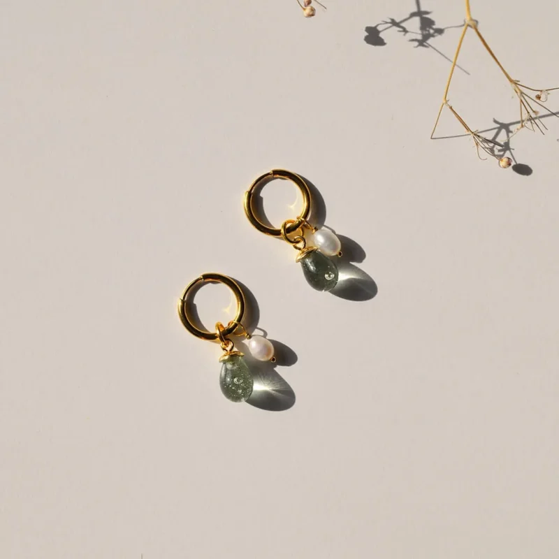 A little kindness. Earring - Turquoise with freshwater pearl
